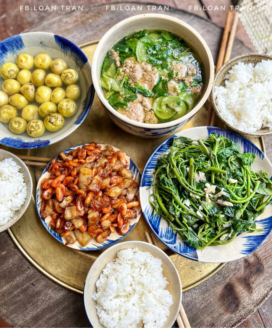 Nhìn nhưng mâm cơm có canh cua, cà muối chua, mọi người biết ngay chủ nhân là người Bắc.