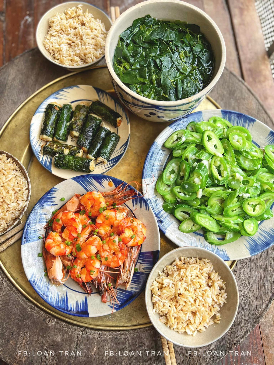 Cơm gạo lứt ngỗng - Canh rau ngót - Mướp nhật xào - Chả ức gà lá lốt - Tôm rim chua ngọt.