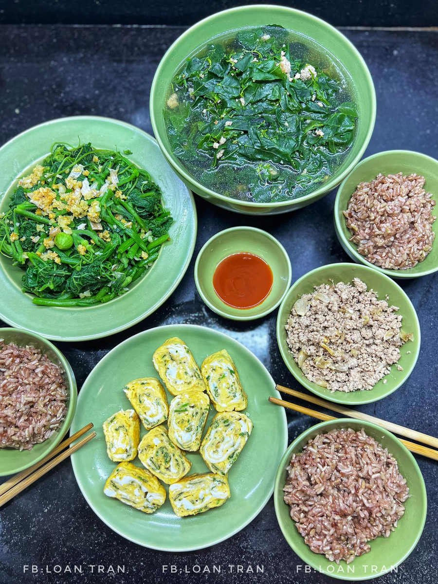 Cơm lứt dẻo Điện Biên - Rau bí xào nước - Canh rau ngót thịt băm - Trứng cuộn - Thịt băm rang nhạt.