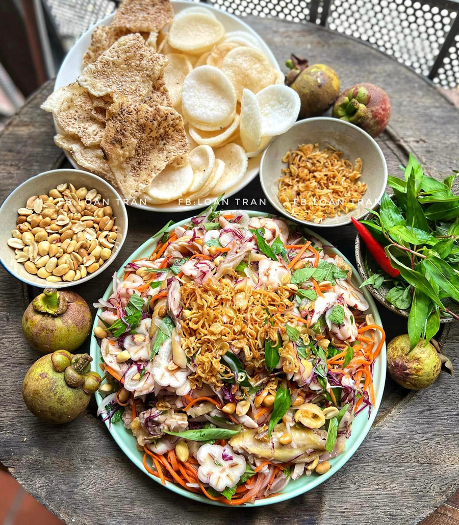 Gỏi gà măng cụt.