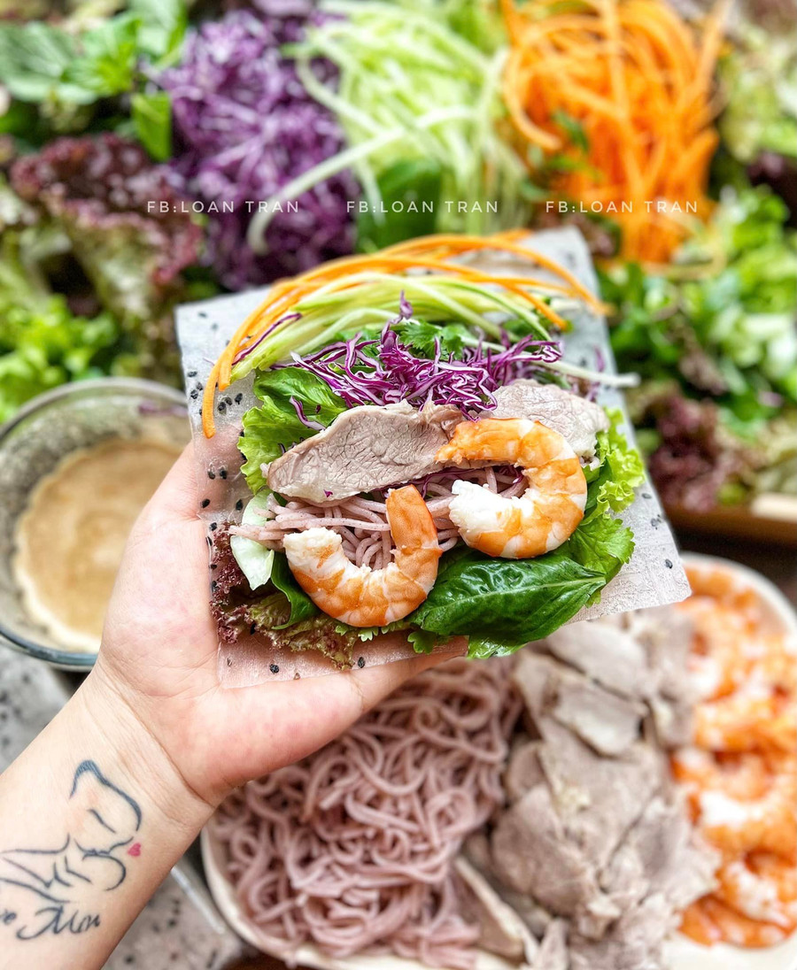 Mùa hè ăn món cuốn vô cùng hợp lý, vừa ăn được nhiều rau, lại toàn là món luộc đỡ dầu mỡ.