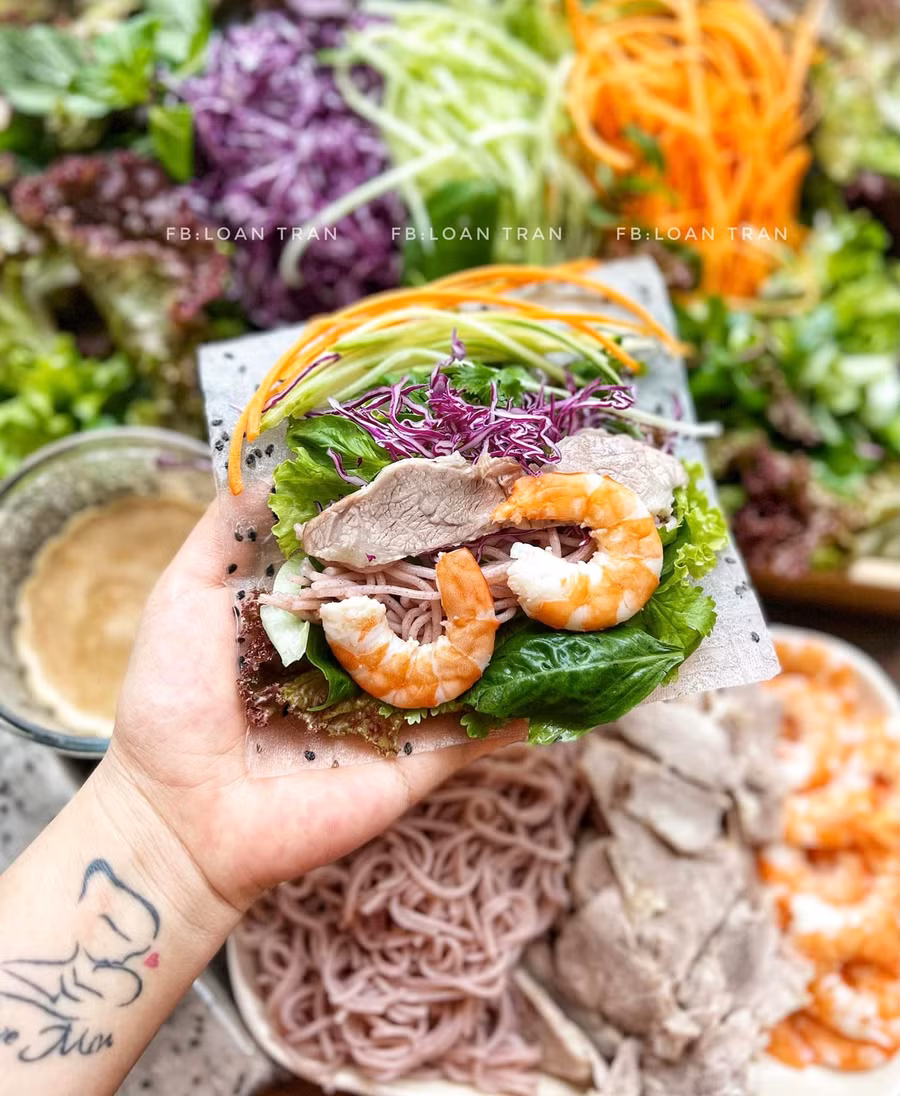 Mùa hè ăn món cuốn vô cùng hợp lý, vừa ăn được nhiều rau, lại toàn là món luộc đỡ dầu mỡ.