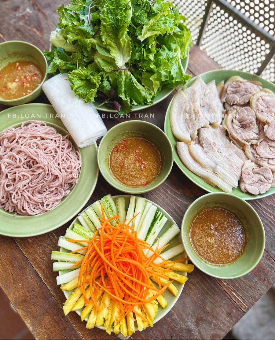 Mùa hè oi nóng, bữa cơm nhà chị Loan lúc nào cũng ưu tiên nhiều rau xanh.