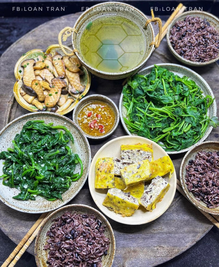 Cơm lứt mix đậu đen - Chả trứng ức gà - Nấm đùo gà kho tương - Rau lang luộc - Rau mùng tơi xào.