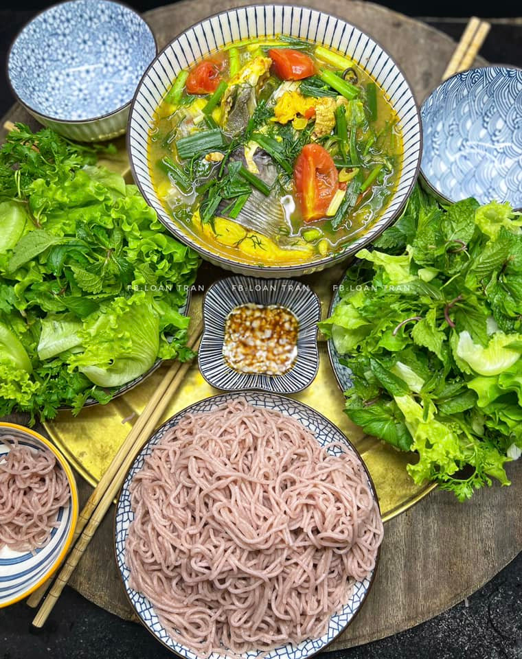 Cá ngạnh nấu chua ăn với bún.