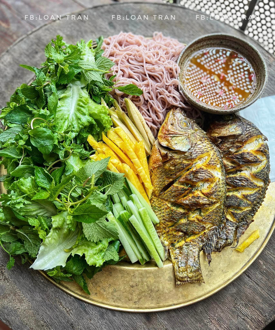 Cá rô phi nướng cuốn bún với rau chấm mắm gừng.