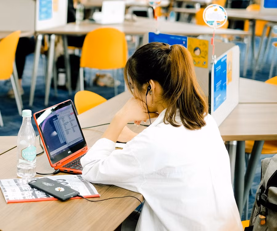 Sinh viên UEH học online thời dịch