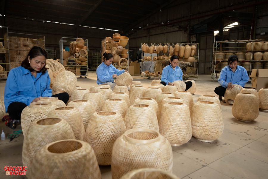 Cơ sở sản xuất các sản phẩm thủ công nghiệp xuất khẩu từ cây tre. Ảnh: Phạm Tâm.