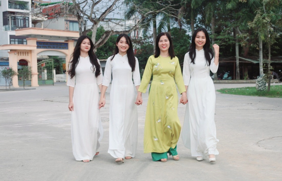 NGƯT Vũ Thị Quỳnh Anh và các em học sinh Trường THPT Trần Hưng Đạo. NGƯT Vũ Thị Quỳnh Anh và các em học sinh Trường THPT Trần Hưng Đạo.