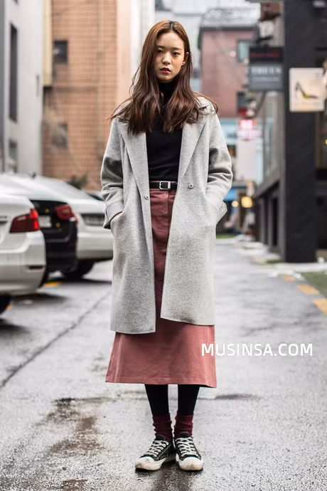 Học giới trẻ Hàn Quốc mix đồ siêu độc - đẹp với áo khoác dáng dài