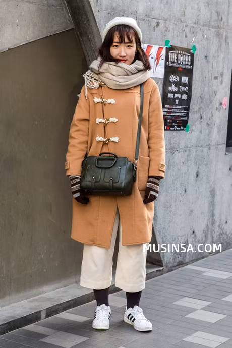 Học giới trẻ Hàn Quốc mix đồ siêu độc - đẹp với áo khoác dáng dài