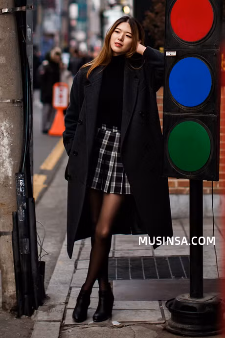 Học giới trẻ Hàn Quốc mix đồ siêu độc - đẹp với áo khoác dáng dài