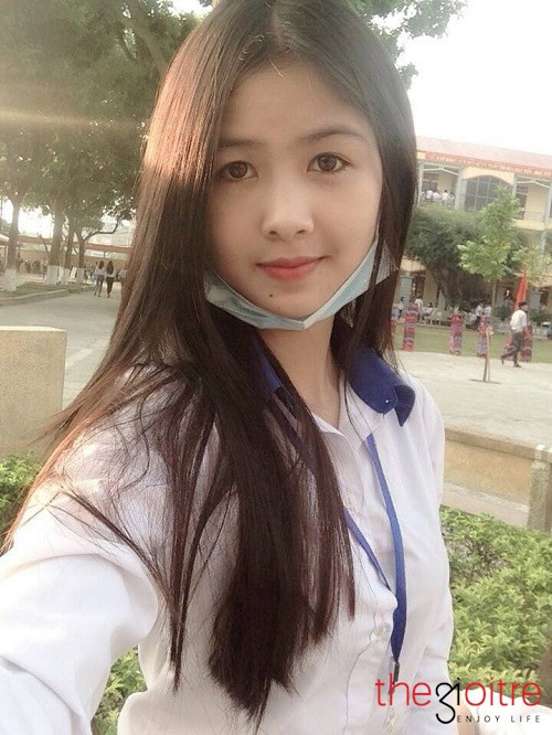 Cô nữ sinh 9xrất thích phong cách tự nhiên, vì vậy, Thanh Thư luôn chỉ làm đẹp bản thân bằng cách bôi nhẹ một chút son trên môi. Làn da đẹp không tì vết của nữ sinh "chân khoèo bá đạo" cũng rất được nhiều người mơ ước.