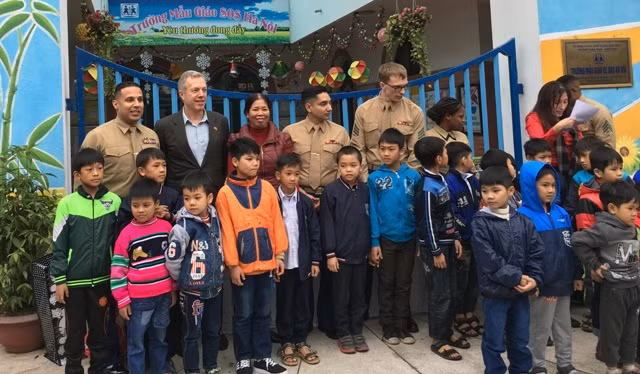 Đại sứ Hoa Kỳ tại Việt Nam tặng quà cho trẻ em Làng SOS