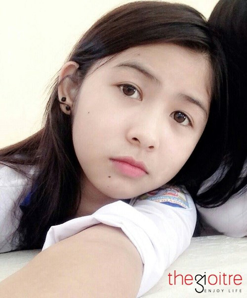 Cũng như nhiều cô thiếu nữ khác, Thanh Thư rất thích chụp ảnh ‘tự sướng’. Những bức ảnh của cô bé nhận được hàng chục ngàn lượt thíchnhờ vẻ đẹp trong sáng, ngây thơ, khuôn mặt mộc xinh đẹp khiến người xem không thể rời mắt.