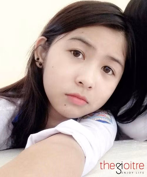 Cũng như nhiều cô thiếu nữ khác, Thanh Thư rất thích chụp ảnh ‘tự sướng’. Những bức ảnh của cô bé nhận được hàng chục ngàn lượt thíchnhờ vẻ đẹp trong sáng, ngây thơ, khuôn mặt mộc xinh đẹp khiến người xem không thể rời mắt.