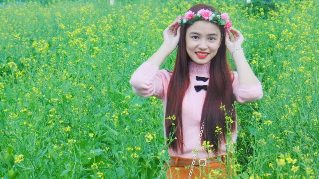 Nét đẹp của cô con gái Huế bên vườn hoa màu sắc