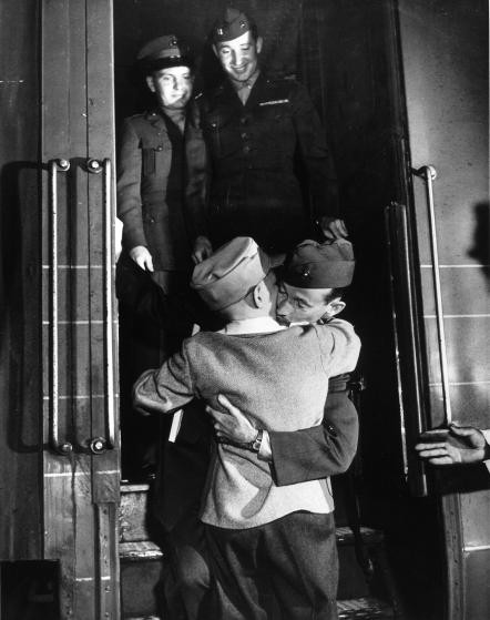 25 bức ảnh lịch sử truyền cảm hứng cho cả nước Mỹ ôm nhau ảnh 6