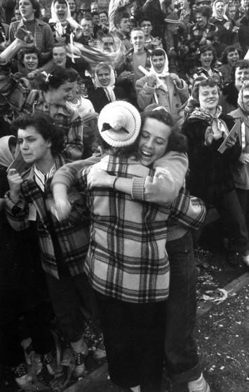 25 bức ảnh lịch sử truyền cảm hứng cho cả nước Mỹ ôm nhau ảnh 7