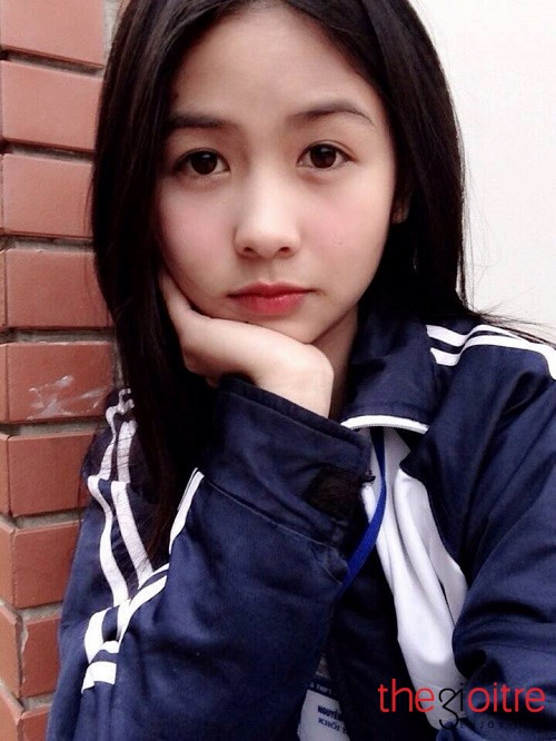 Làn da trắng hồng, đôi mắt to tròn toát lên vẻ ngây thơ trong sáng của cô học trò cấp 3.