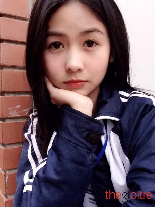 Làn da trắng hồng, đôi mắt to tròn toát lên vẻ ngây thơ trong sáng của cô học trò cấp 3.