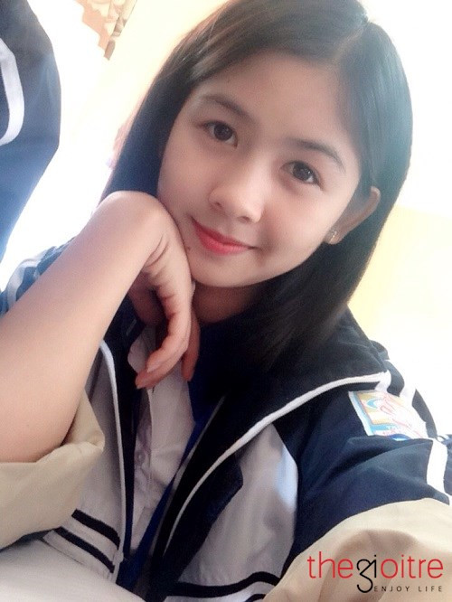 "Em mới chỉ là một cô học trò đang ngồi trên ghế nhà trường. 17 tuổi, không hoạt động âm nhạc, học cũng chưa hẳn là xuất sắc, bản thân chỉ thỉnh thoảng đăng vài tấm ảnh thì đó liệu rằng ‘Có phải là nổi tiếng?’, 9X nói.