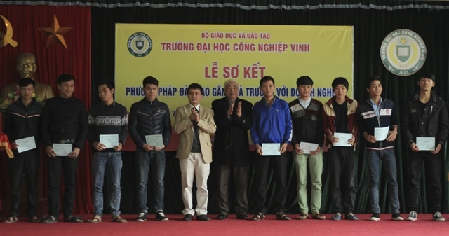 Các sinh viên bày tỏ niềm vui khi được nhận lương trước khi nghỉ tết.