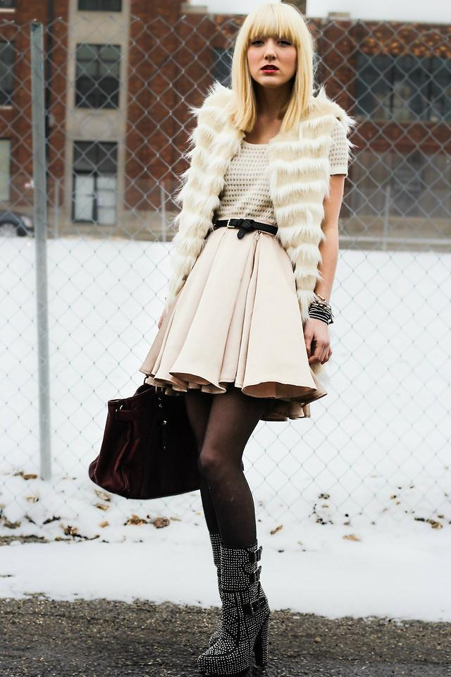 11 cách phối đồ sành điệu với áo gile lông ấm áp ảnh 11 11 cách phối đồ sành điệu với áo gile lông ấm áp