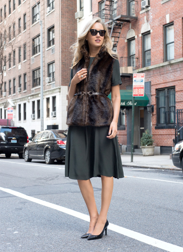 11 cách phối đồ sành điệu với áo gile lông ấm áp ảnh 5 11 cách phối đồ sành điệu với áo gile lông ấm áp