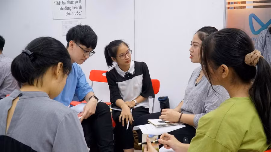 Sinh viên DynaGen tham gia thảo luận nhóm để giải quyết tình huống trong buổi tập huấn