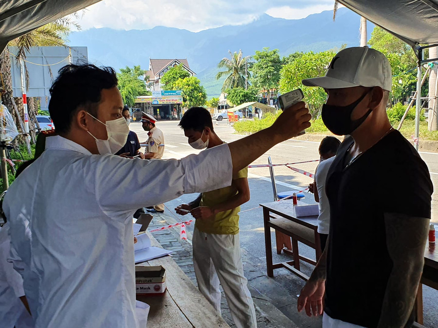 Đo thân nhiệt cho người dân. Đo thân nhiệt cho người dân.