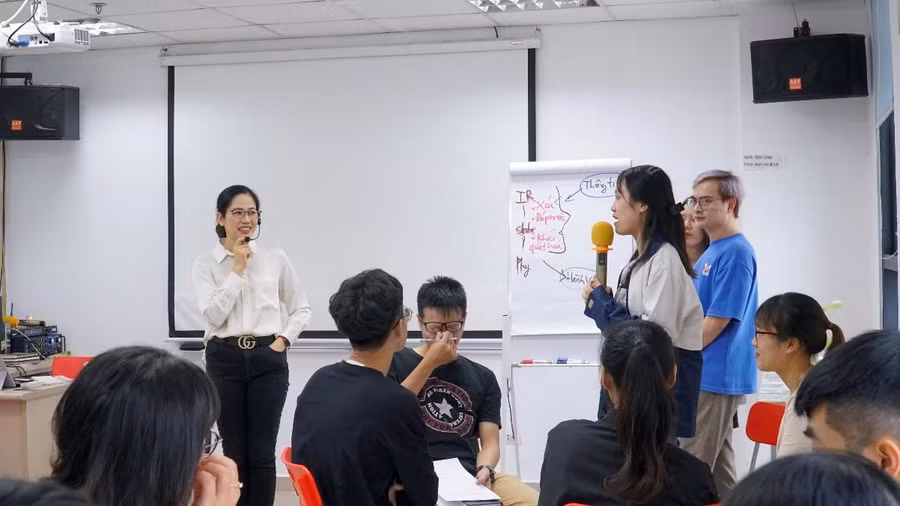 Sinh viên DynaGen hào hứng thảo luận và chia sẻ góc nhìn của bản thân về DISC