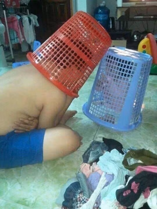 Đôi lúc, cách chăm con “bá đạo“ của bố khiến các mẹ phải “hốt hoảng".