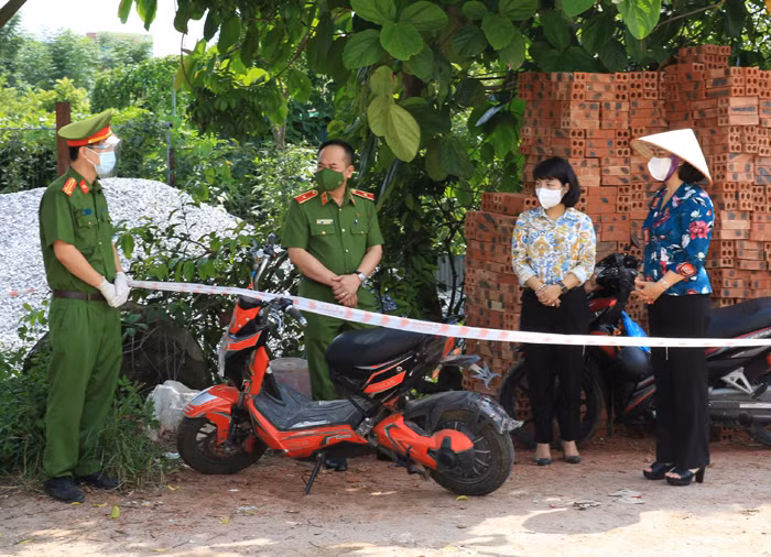 Phó bí thư Thường trực Thành ủy Nguyễn Thị Tuyến kiểm tra đột xuất công tác phòng, chống dịch tại thôn Thọ Am.