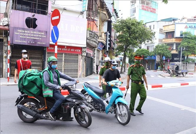 Người ra đường không có lý do cấp thiết sẽ bị phạt vi phạm phòng, chống dịch.