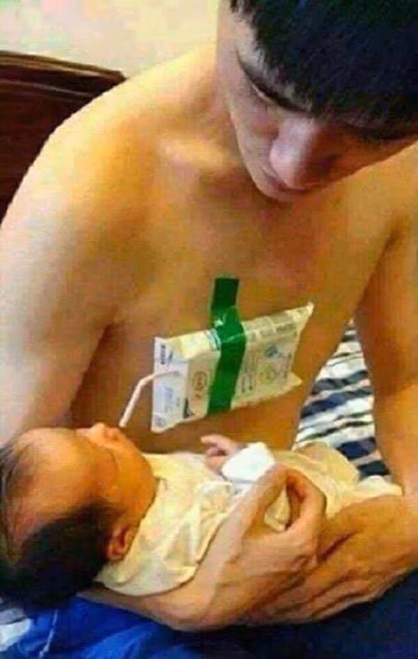 Mẹ yên tâm vắng nhà, bố vẫn cho con bú sữa bình thường.