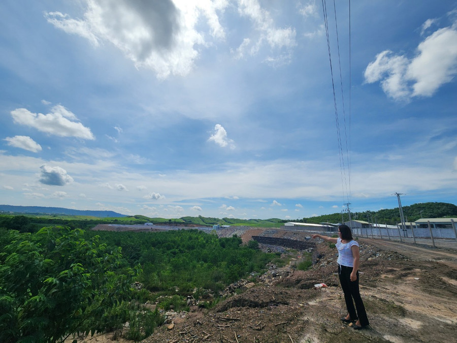 Người dân cho biết, nhiều hôm phải bỏ việc làm đồi vì không thể chịu được mùi hôi từ trang trại lợn. (Ảnh: NT). Người dân cho biết, nhiều hôm phải bỏ việc làm đồi vì không thể chịu được mùi hôi từ trang trại lợn. (Ảnh: NT).