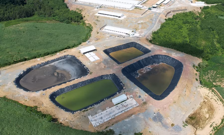 Hầm bioga không được che phủ bạt. (Ảnh: NT).