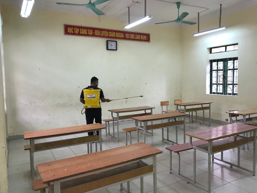 Công tác phun khử khuẩn lớp học và toàn bộ cơ sở vật chất được chú trọng.