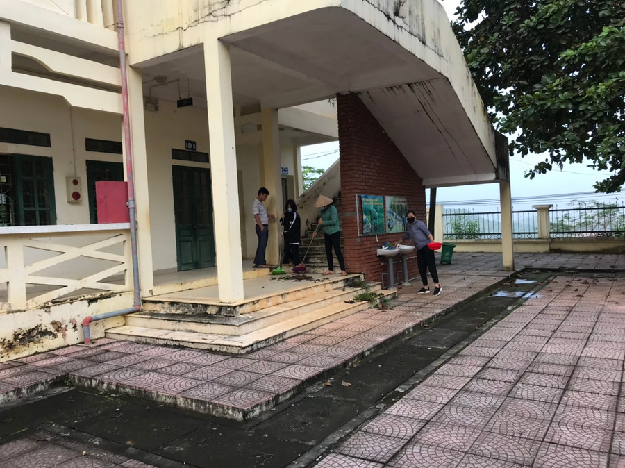 Thầy Đinh Hồng Trường - Hiệu trưởng Trường PTCS Hợp Nhất (Ba Vì, Hà Nội) cho hay, công tác vệ sinh khử khuẩn được nhà trường phối hợp với phụ huynh tiến hành thường xuyên.
