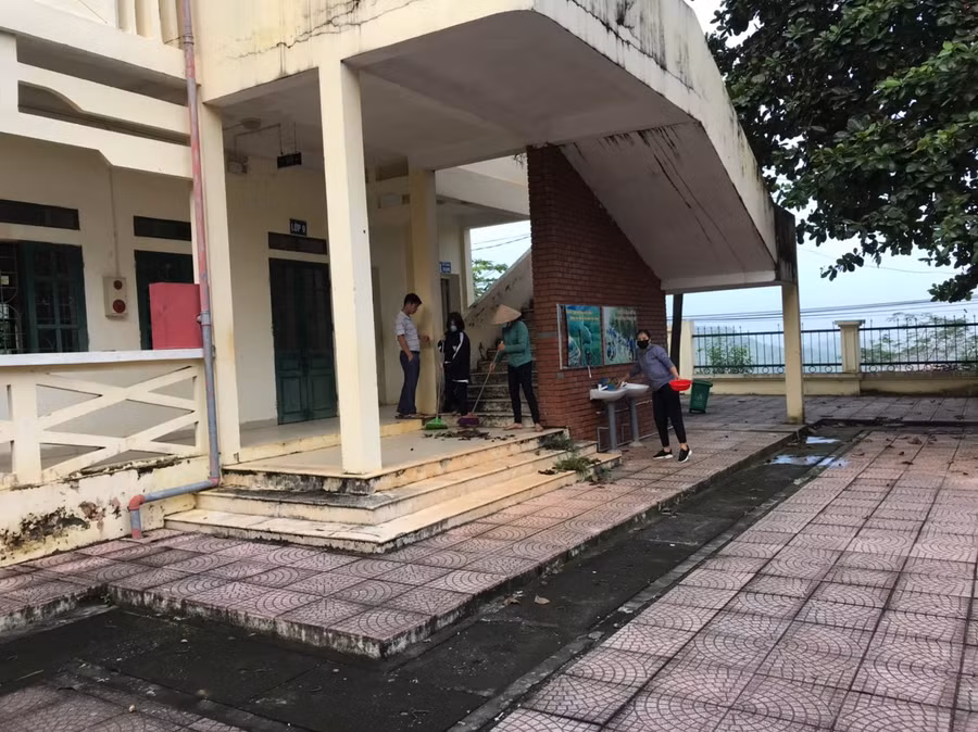 Thầy Đinh Hồng Trường - Hiệu trưởng Trường PTCS Hợp Nhất (Ba Vì, Hà Nội) cho hay, công tác vệ sinh khử khuẩn được nhà trường phối hợp với phụ huynh tiến hành thường xuyên.