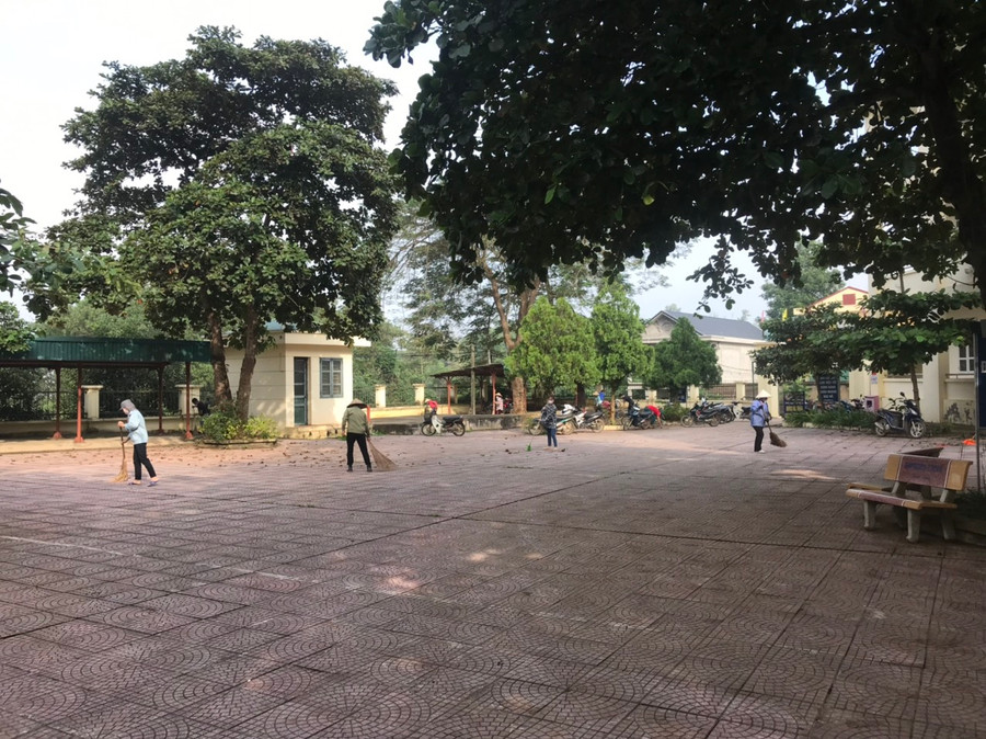 Với sự chung tay của cả thầy cô và cha mẹ học sinh, công tác dọn dẹp vệ sinh trường lớp được tiến hành rất khẩn trương để chờ đón ngày học sinh trở lại học.