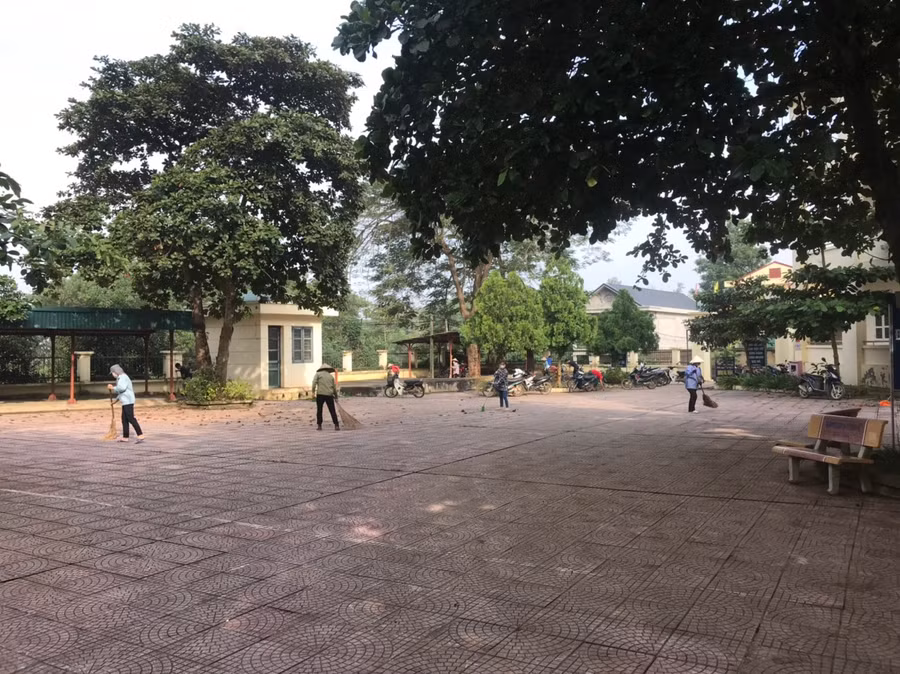 Với sự chung tay của cả thầy cô và cha mẹ học sinh, công tác dọn dẹp vệ sinh trường lớp được tiến hành rất khẩn trương để chờ đón ngày học sinh trở lại học.