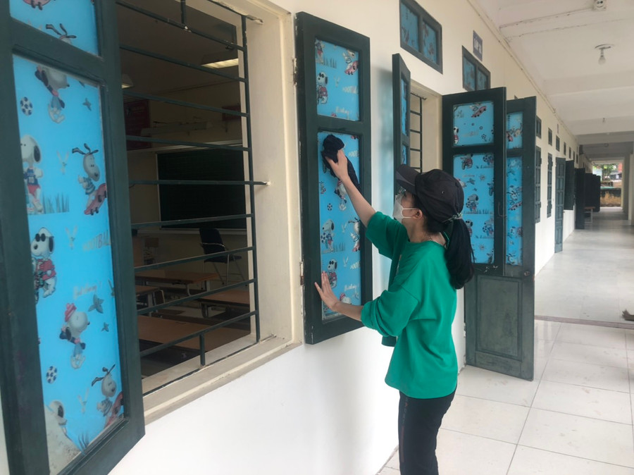 &quot;Qua khảo sát cho thấy, có khoảng 54% phụ huynh đồng ý cho con em mình đi học lại từ ngày 8/11. Nhà trường sau đó đã báo cáo và xin ý kiến Phòng GD&amp;ĐT để lùi thời gian dự kiến đón học sinh đi học lại tới 15/11 nếu tình hình dịch bệnh bớt căng thẳng hơn&quot; - thầy Tuân cho biết.