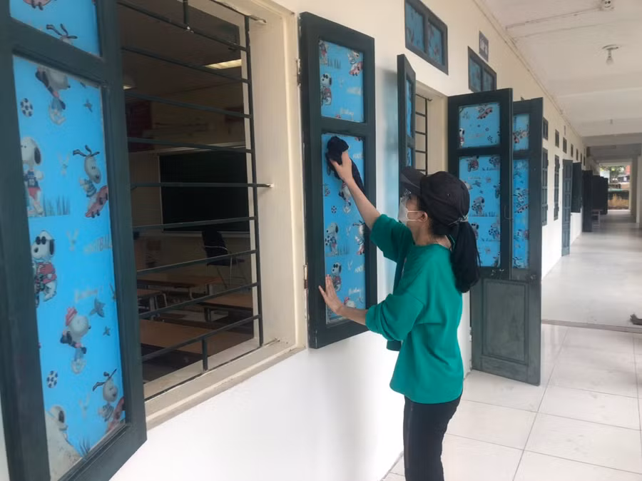 "Qua khảo sát cho thấy, có khoảng 54% phụ huynh đồng ý cho con em mình đi học lại từ ngày 8/11. Nhà trường sau đó đã báo cáo và xin ý kiến Phòng GD&amp;ĐT để lùi thời gian dự kiến đón học sinh đi học lại tới 15/11 nếu tình hình dịch bệnh bớt căng thẳng hơn" - thầy Tuân cho biết.