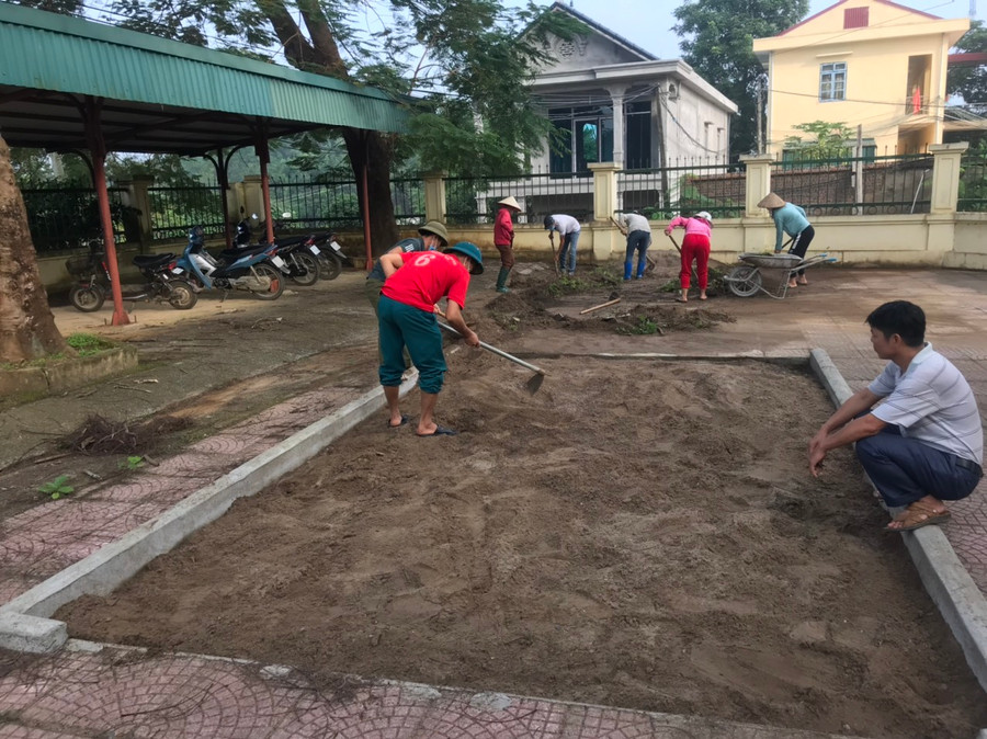 Những hạng mục như hố cát để học sinh tập nhảy xa cũng được tập trung dọn dẹp vệ sinh.