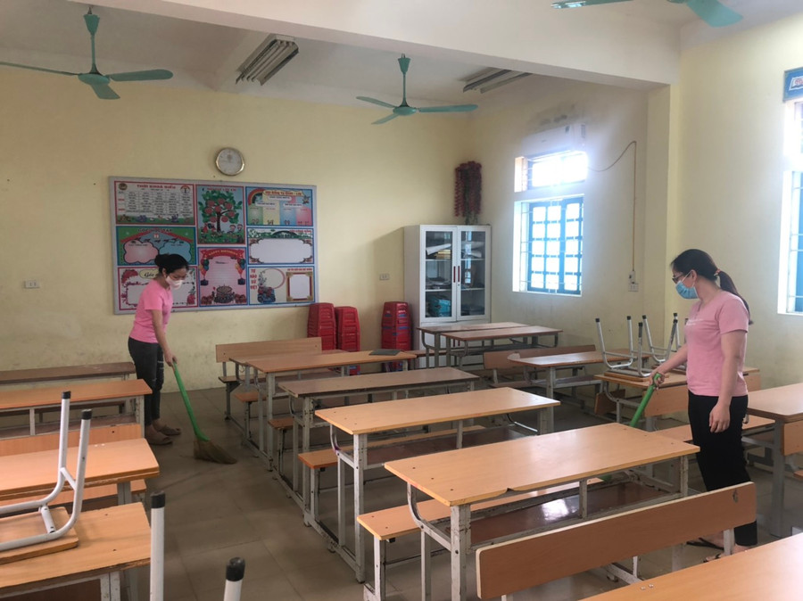 Sáng 6/11, các giáo viên Trường Tiểu học An Thượng B (Hoài Đức) cũng tới trường dọn dẹp vệ sinh lớp học định kỳ. Nhà trường huy động toàn thể cán bộ, giáo viên và nhân viên tiến hành vệ sinh khử khuẩn trường lớp.