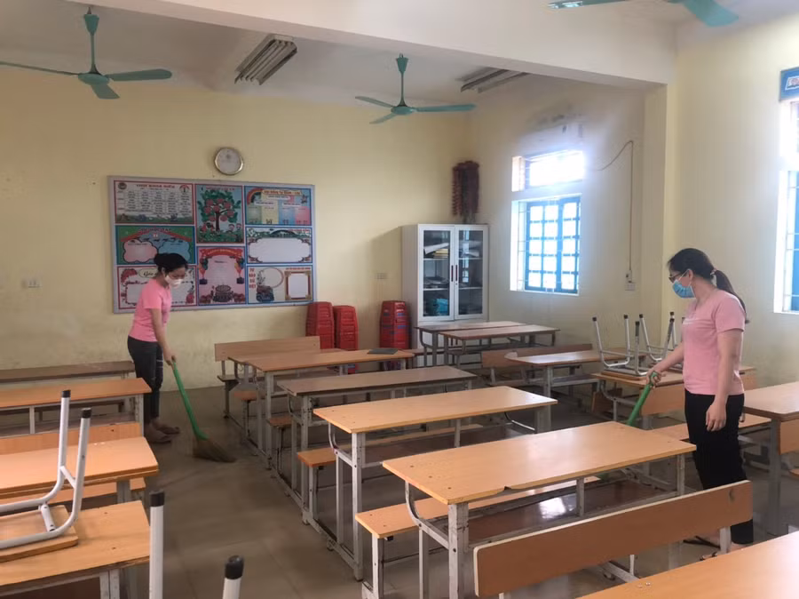 Sáng 6/11, các giáo viên Trường Tiểu học An Thượng B (Hoài Đức) cũng tới trường dọn dẹp vệ sinh lớp học định kỳ. Nhà trường huy động toàn thể cán bộ, giáo viên và nhân viên tiến hành vệ sinh khử khuẩn trường lớp.