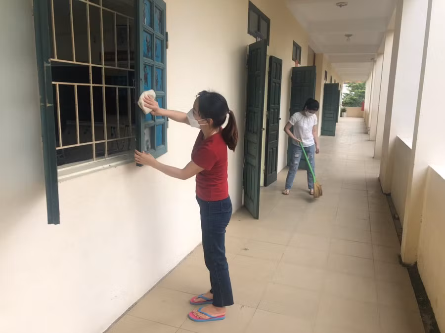 Thầy Lê Đức Tuân - Hiệu trưởng Trường Tiểu học An Thượng B cho biết, đơn vị này đã báo cáo với Phòng GD&amp;ĐT Hoài Đức lùi thời gian đón 150 học sinh khối 5 dự kiến tới ngày 15/11 nếu tình hình dịch được kiểm soát tốt hơn.