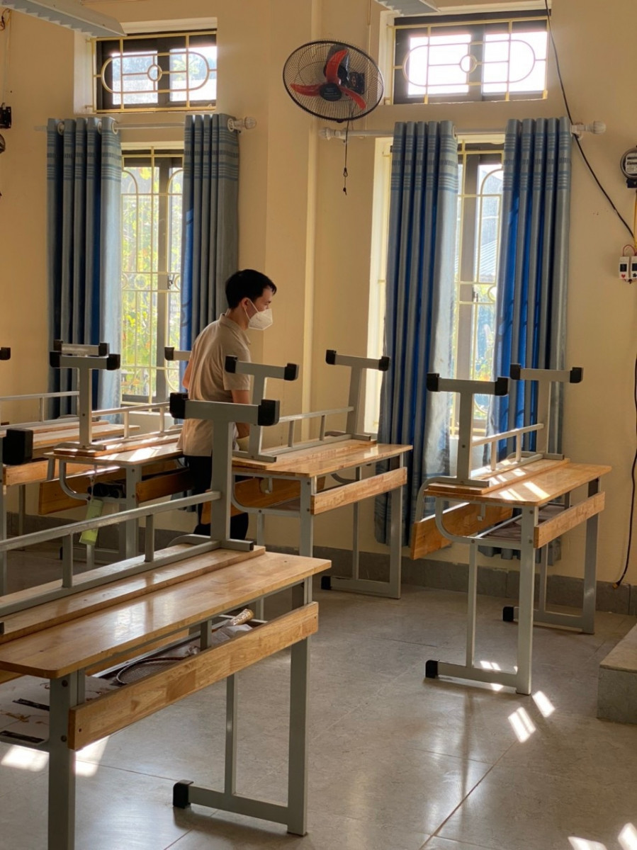 Cũng theo cô Kim Dung, sau nhiều tháng học sinh không tới trường, bàn ghế ở các lớp học cũng được vệ sinh định kỳ mỗi tuần 1 lần.